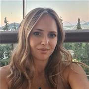 Soy profesora nativa de español, apasionada por enseñar y adaptar cada clase a las necesidades de mis alumnos.